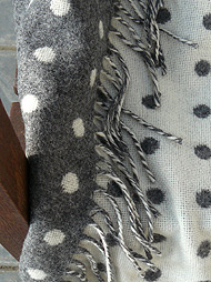 Wolldecke mit Punkten in grau und weiß