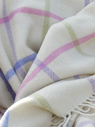naturweisse Wolldecke mit pastellfarbenen Karostreifen